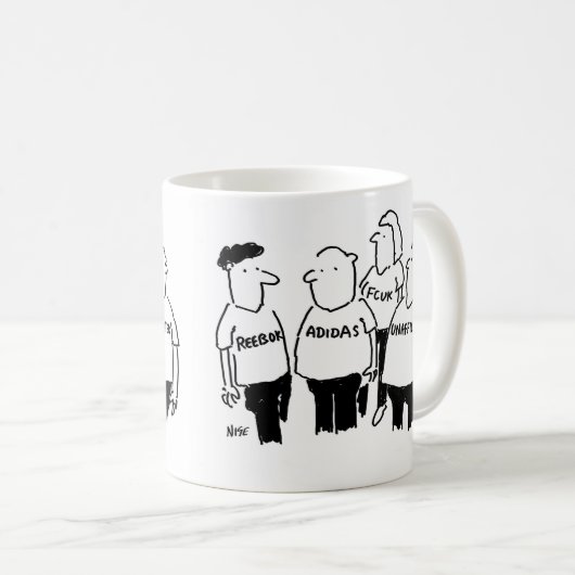 Tシャツを着た男は彼が無所属だと宣言する コーヒーマグカップ (正面右)