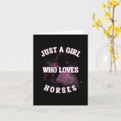 Tシャツを着た馬の運動好きな女の子 カード (黄色い花)