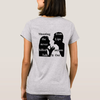 Tシャツを脱ぎ捨てる Tシャツ