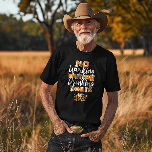 Tシャツを飲んでいる間は働かない Tシャツ