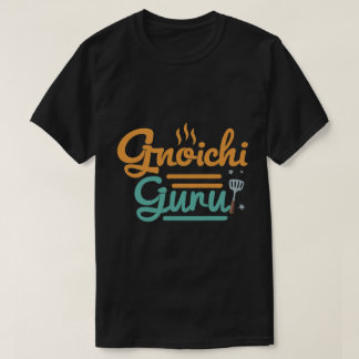 Tシャツデザインと文字"Gnocchi Guru"。 Tシャツ