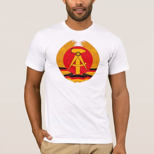 Tシャツ東ドイツの紋章付き外衣 Tシャツ (正面)
