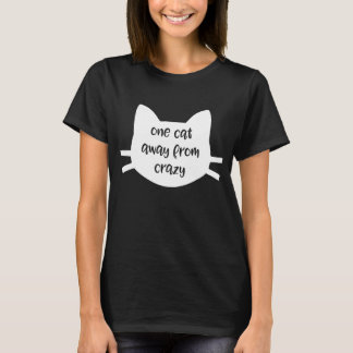 Tシャツ遠くにから熱狂する猫が一つおもしろい Tシャツ