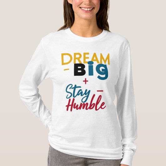 Tシャツ/フード付「Dream Big+Stay Humble」ロゴ Tシャツ (正面)