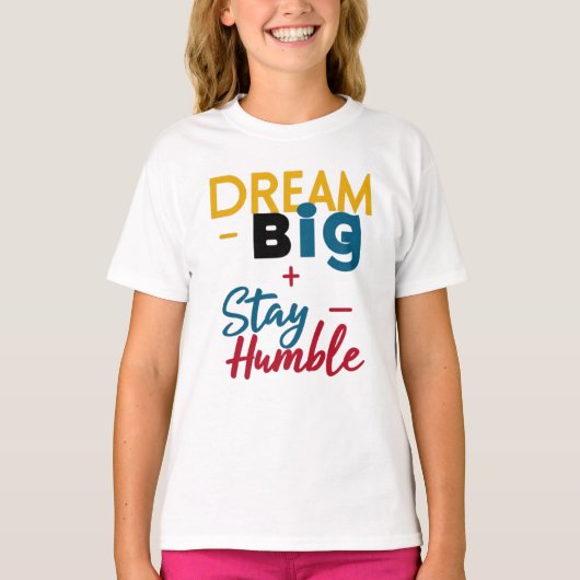 Tシャツ/フード付「Dream Big+Stay Humble」ロゴ Tシャツ (正面)