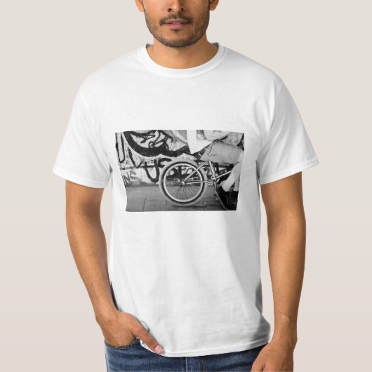 TシャツBMXバイクのスケートパーク落書きブラック Tシャツ (正面)