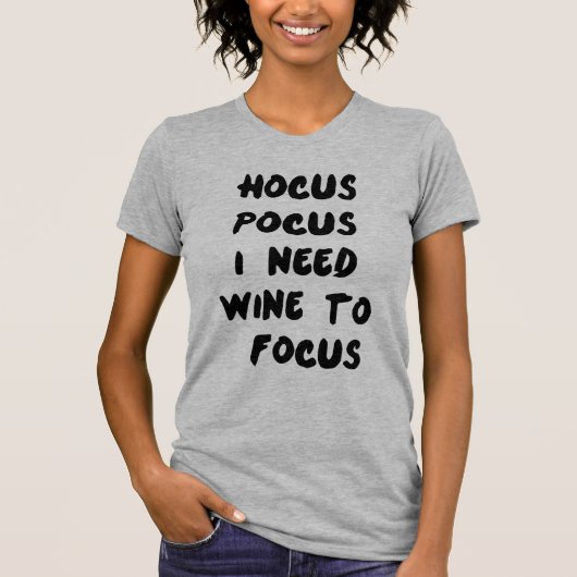 TシャツHocus Pocus焦点を合わせるのにワインが必要 Tシャツ (正面)