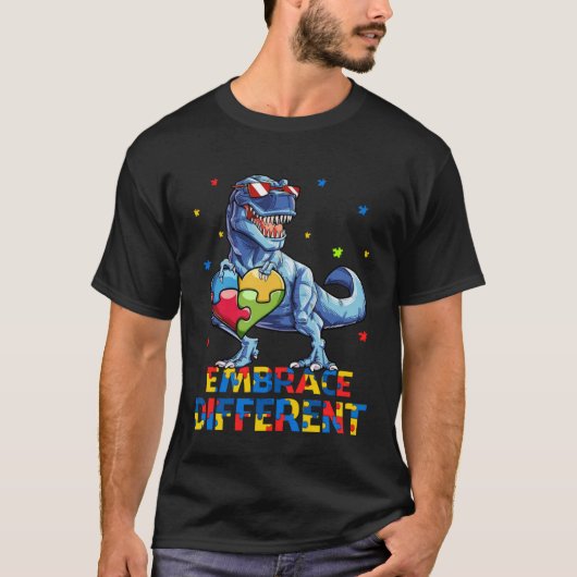 Tレックスが違いを受け入れる自閉症意識ママ・プズ Tシャツ (正面)