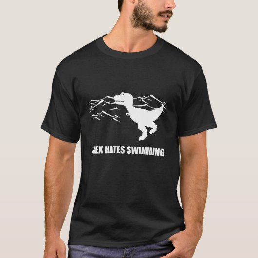 Tレックスは暗いTシャツを泳ぐことを憎みます Tシャツ (正面)