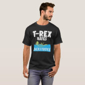 Tレックスは背泳ぎ恐竜おもしろいのスイを嫌う Tシャツ (正面フル)