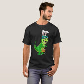 Tレックスイースターバニーと卵バスケット恐竜おもしろい Tシャツ (正面フル)