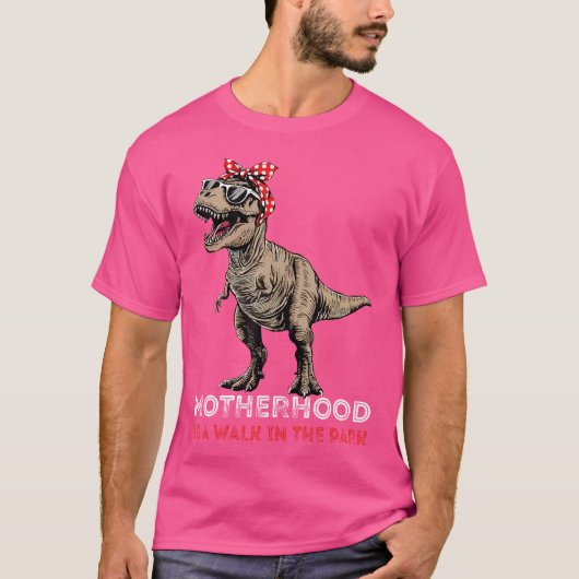 Tレックス恐竜おもしろい母の母性はTで歩いている Tシャツ (正面)