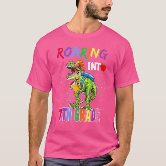 Tレックス恐竜が7年生の後ろを駆け抜ける Tシャツ (正面)