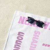 Tレックス恐竜のピンクパーソナライズされたの名前 ビーチタオル (インサイチュ)