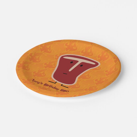 T骨のステーキ肉蛋白質はビーフの脂肪骨を焼きました ペーパープレート (アングル)