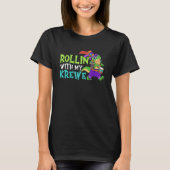 T Rex Parade Mardi Gras Carnival Beads Rollin with Tシャツ (正面)