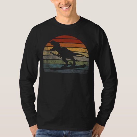 T rex ski character Dinosaur in Scarf Skiing Retro Tシャツ (正面)