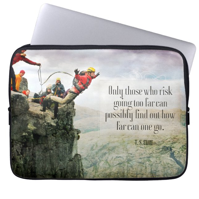 T.S.エリオット感動的引用文「距離」 ラップトップスリーブ (正面)