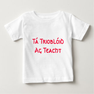 TáのTrioblóid Ag Teacht -悩みをここに来ます ベビーTシャツ
