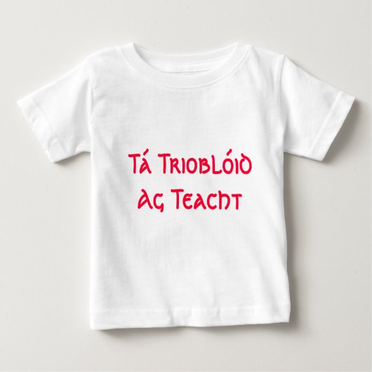TáのTrioblóid Ag Teacht -悩みをここに来ます ベビーTシャツ (正面)