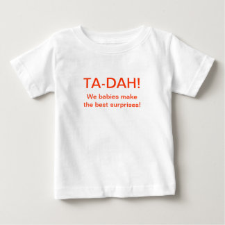 TA-DAH! 私達はベビー最も最高のな驚きを作ります! ベビーTシャツ