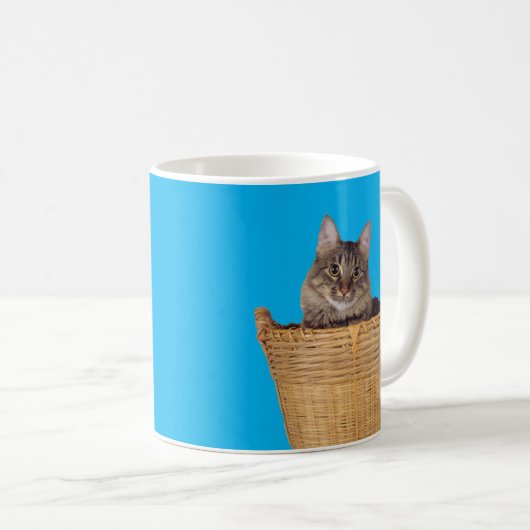 Tabby Catがコーヒーを飲む前にバスケット入れだと言う コーヒーマグカップ (正面右)