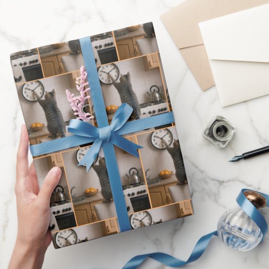 Tabby Cat Changing the Time On a Clock ラッピングペーパー (ギフト)