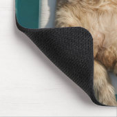 Tabby Cat Floating On Queen of Hearts Pool Float マウスパッド (コーナー)