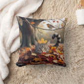 Tabby Cat In a Pile of Autumn Leaves クッション (ブランケット)