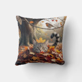 Tabby Cat In a Pile of Autumn Leaves クッション (裏面)