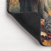 Tabby Cat In a Pile of Autumn Leaves マウスパッド (コーナー)