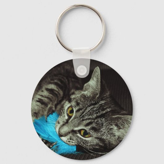 Tabby Cat with Feather by Shirley Taylor キーホルダー (正面)