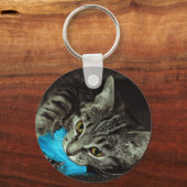 Tabby Cat with Feather by Shirley Taylor キーホルダー (正面)
