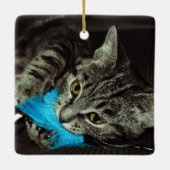 Tabby Cat with Feather by Shirley Taylor セラミックオーナメント (裏面)