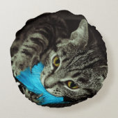 Tabby Cat with Feather by Shirley Taylor ラウンドクッション (裏面)