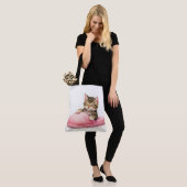 Tabby Kitten Sleeping in a Pink Slipper トートバッグ (モデル)