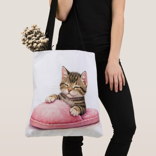 Tabby Kitten Sleeping in a Pink Slipper トートバッグ (クローズアップ)