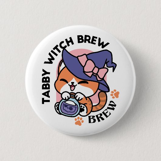 Tabby Witch Brew – Cute Halloween Cat Design 缶バッジ (正面)