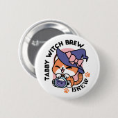 Tabby Witch Brew – Cute Halloween Cat Design 缶バッジ (正面&裏面)