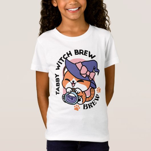 Tabby Witch Brew – Cute Halloween Cat Design Tシャツ (正面)
