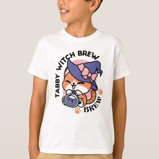 Tabby Witch Brew – Cute Halloween Cat Design Tシャツ (正面)
