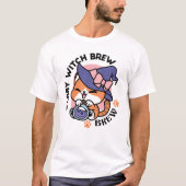 Tabby Witch Brew – Cute Halloween Cat Design Tシャツ (正面)