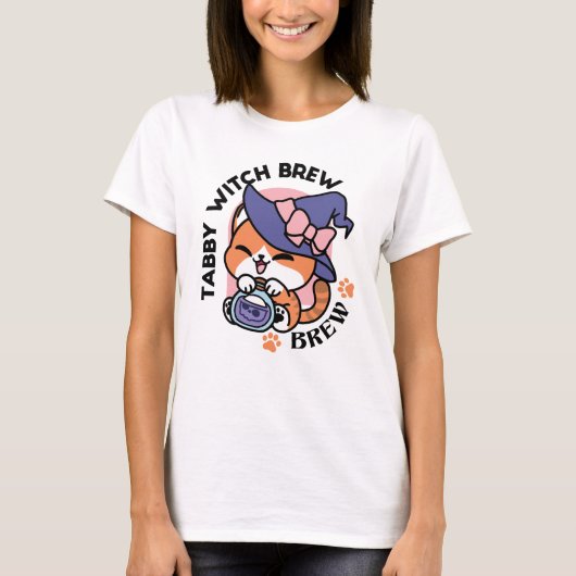 Tabby Witch Brew – Cute Halloween Cat Design Tシャツ (正面)