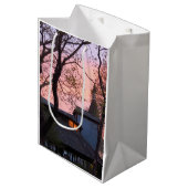 Tabernacle and Church Sunrise - Martha's Vineヤード ミディアムペーパーバッグ (正面アングル)