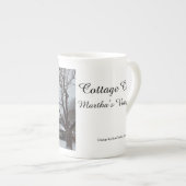 Tabernacle and Snow Gray Skies – マーサのブドウ畑 ボーンチャイナマグカップ (正面右)