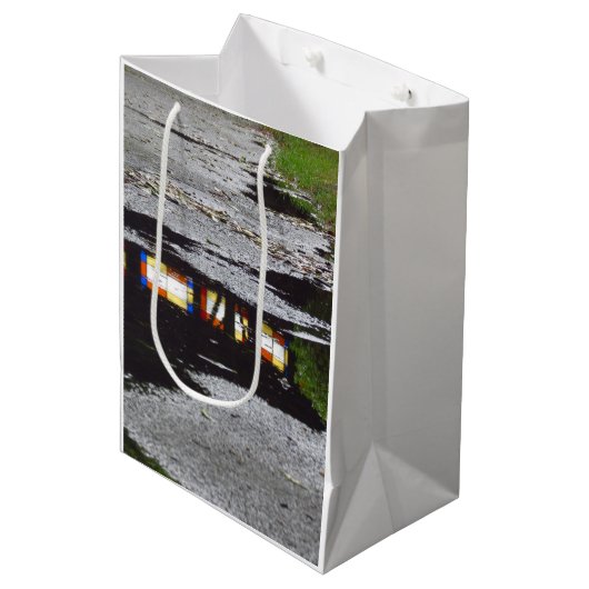 Tabernacle Window Reflection - Martha's Vineyard ミディアムペーパーバッグ (正面アングル)