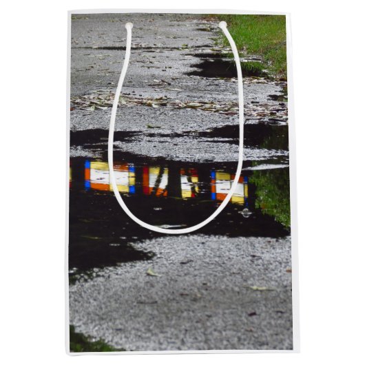 Tabernacle Window Reflection - Martha's Vineyard ミディアムペーパーバッグ (正面)