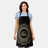 Tablier de Cuisine Noir Ramadan Kareem Arabic エプロン (着用した状態)
