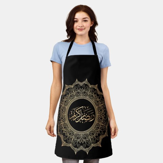 Tablier de Cuisine Noir Ramadan Kareem Arabic エプロン (着用した状態)