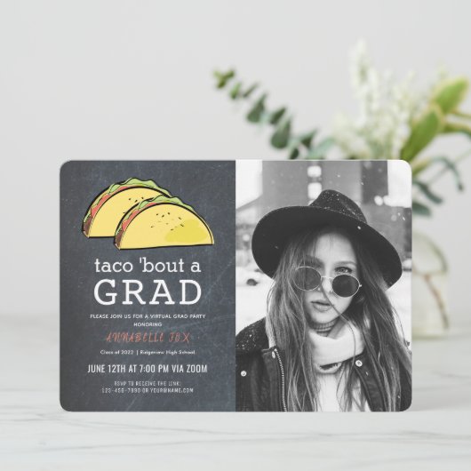Taco Bout GRAD Photo Chkbd Red Virtual Graduation 招待状 (スタンド正面)